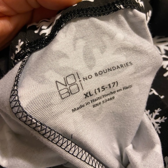 New No boundaries Juniors’ black leggings with snowflake print size XL (15-17) - Picture 5 of 5
